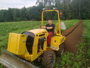 Výkop drážkovacím traktorem hloubka cca. 1,5 metru